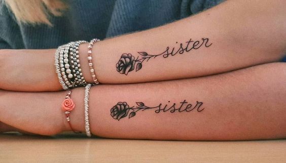25 petits tatouages sœurs pour célébrer votre lien spécial 18