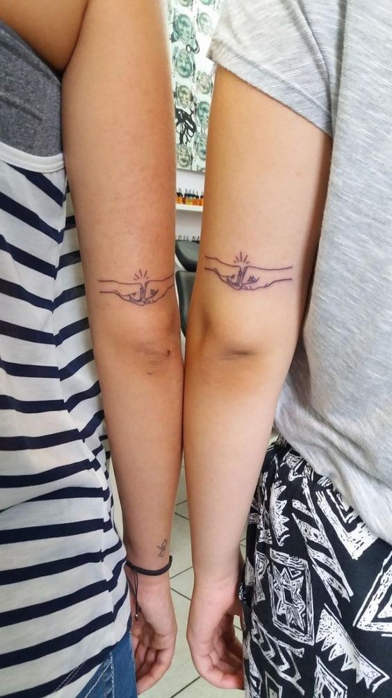 25 petits tatouages sœurs pour célébrer votre lien spécial 21