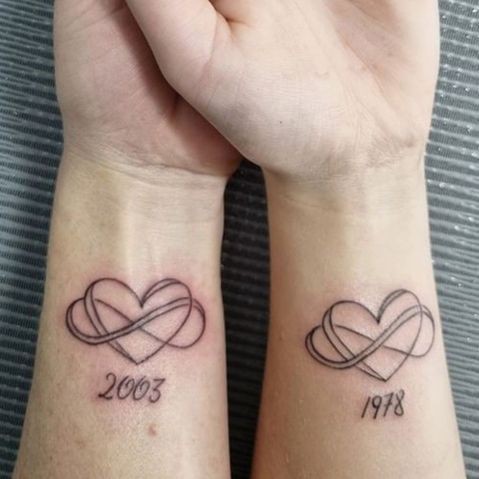 25 petits tatouages sœurs pour célébrer votre lien spécial 10