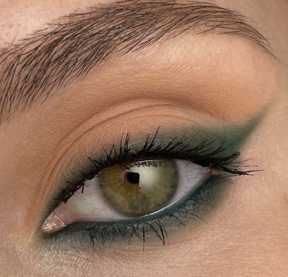 Comment faire briller vos yeux verts comme de l'émeraude avec le maquillage 10