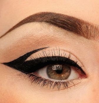 Eyeliner Graphique: Comment transformer votre regard en arme de séduction massive 3 Eyeliner Graphique: Comment transformer votre regard en arme de séduction massive 3