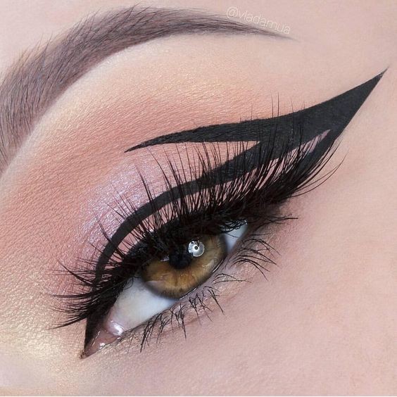 Eyeliner Graphique: Comment transformer votre regard en arme de séduction massive 4 Eyeliner Graphique: Comment transformer votre regard en arme de séduction massive 4