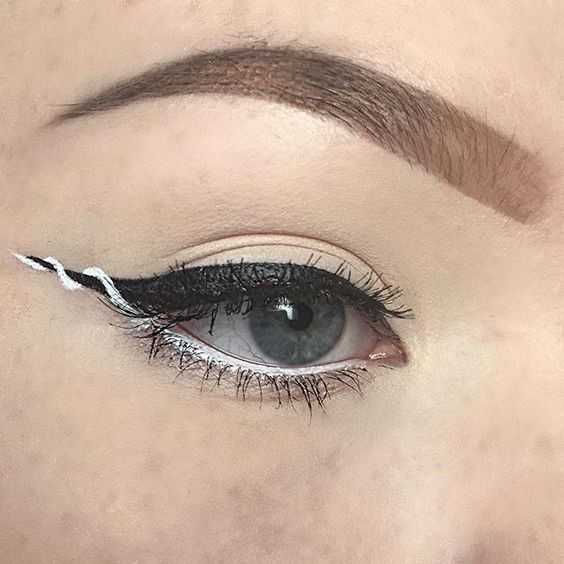 Eyeliner Graphique: Comment transformer votre regard en arme de séduction massive 5 Eyeliner Graphique: Comment transformer votre regard en arme de séduction massive 5