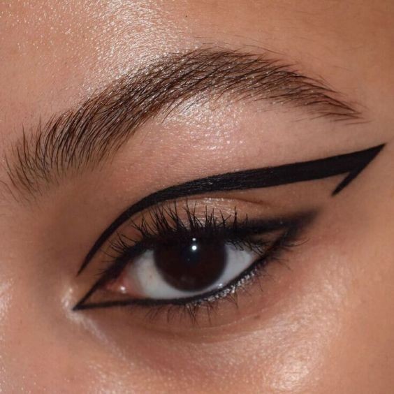 Eyeliner Graphique: Comment transformer votre regard en arme de séduction massive 6 Eyeliner Graphique: Comment transformer votre regard en arme de séduction massive 6