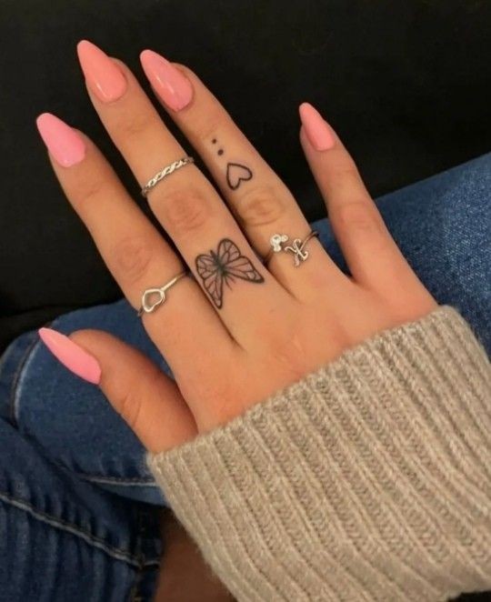 25 Tatouages ????doigts pour femme : avantages, inconvénients 2