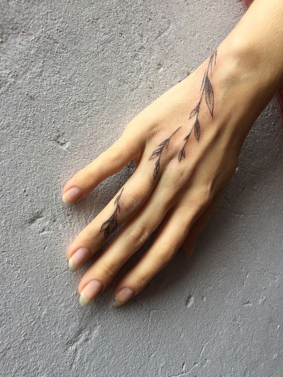 25 Tatouages ????doigts pour femme : avantages, inconvénients 3