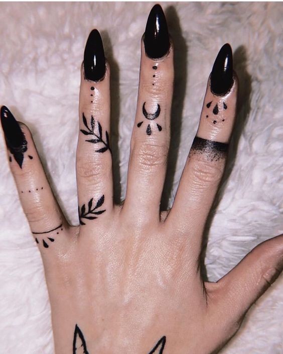 25 Tatouages ????doigts pour femme : avantages, inconvénients 4