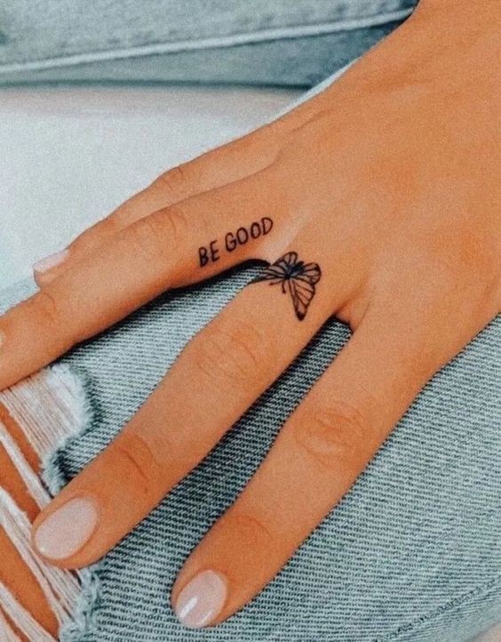 25 Tatouages ????doigts pour femme : avantages, inconvénients 5