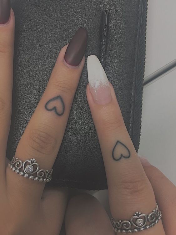 25 Tatouages ????doigts pour femme : avantages, inconvénients 7