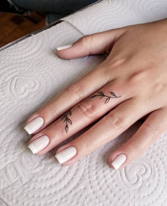 25 Tatouages ????doigts pour femme : avantages, inconvénients 8
