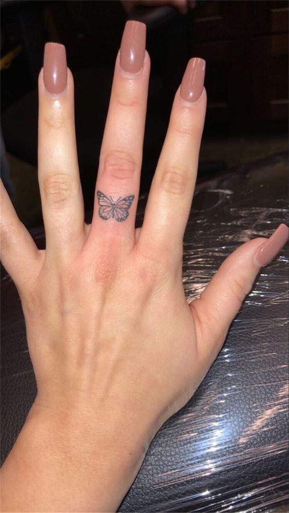 25 Tatouages ????doigts pour femme : avantages, inconvénients 9