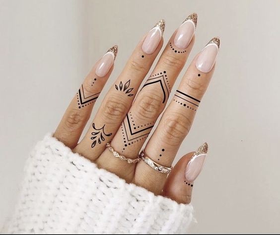 25 Tatouages ????doigts pour femme : avantages, inconvénients 10