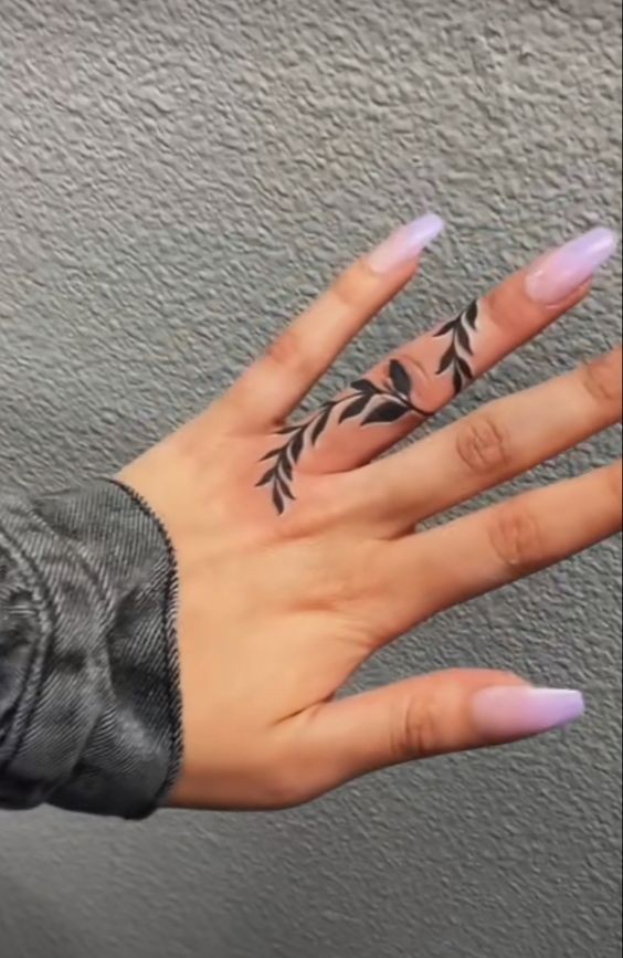 25 Tatouages ????doigts pour femme : avantages, inconvénients 11