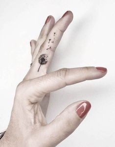 25 Tatouages ????doigts pour femme : avantages, inconvénients 13