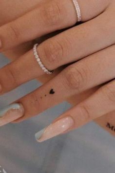 25 Tatouages ????doigts pour femme : avantages, inconvénients 14