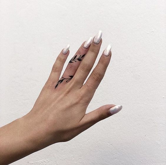 25 Tatouages ????doigts pour femme : avantages, inconvénients 17