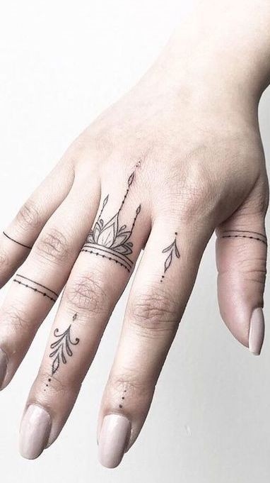 25 Tatouages ????doigts pour femme : avantages, inconvénients 18