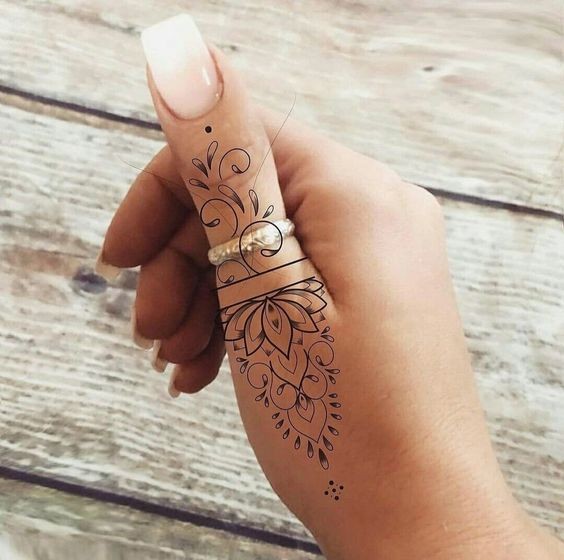 25 Tatouages ????doigts pour femme : avantages, inconvénients 19