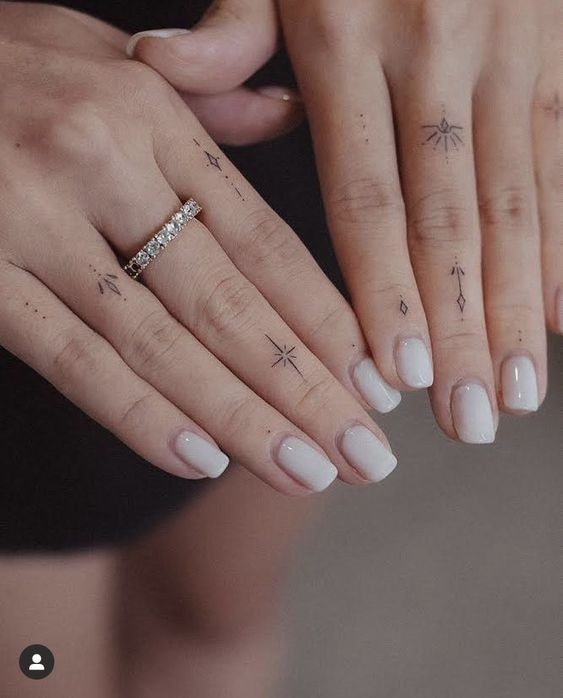25 Tatouages ????doigts pour femme : avantages, inconvénients 21