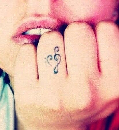 25 Tatouages ????doigts pour femme : avantages, inconvénients 24