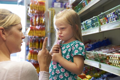 Mère gronder sa fille pour des crises de colère