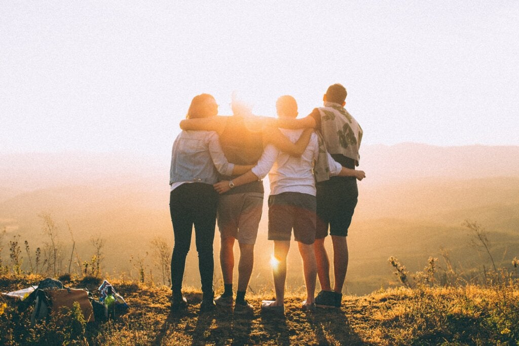 étreindre des amis