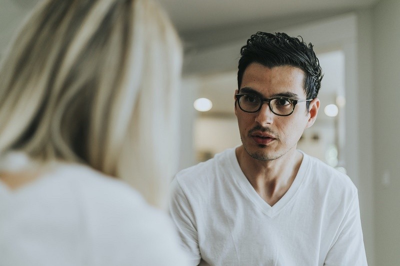 3 Exemples de comportements d'un homme amoureux qui a peur 3 3 Exemples de comportements d'un homme amoureux qui a peur 3