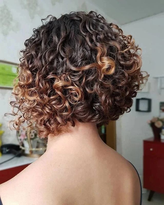 40 Coupes Cheveux Bouclés pour Transformer Votre Look et Booster Votre Confiance 1
