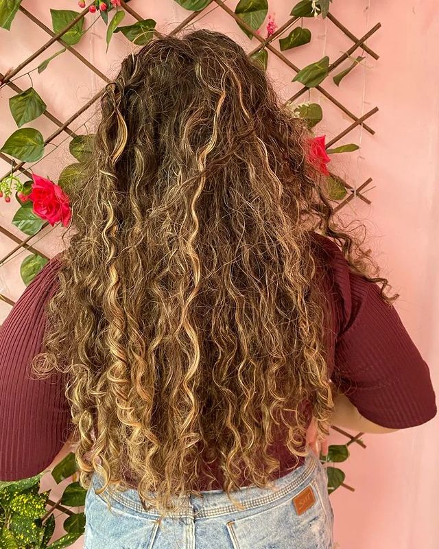 40 Coupes Cheveux Bouclés pour Transformer Votre Look et Booster Votre Confiance 1