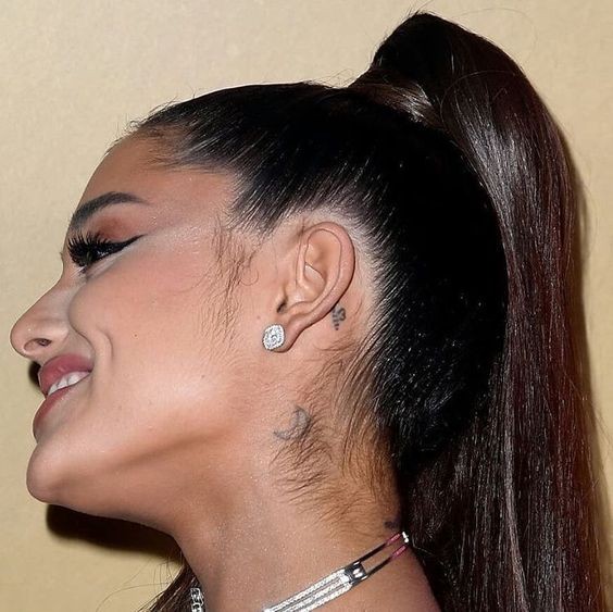 19 tatouages derrière l'oreille à la fois discrets et jolis 11 19 tatouages derrière l'oreille à la fois discrets et jolis 11