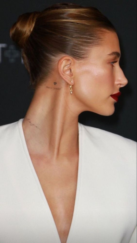 19 tatouages derrière l'oreille à la fois discrets et jolis 3 19 tatouages derrière l'oreille à la fois discrets et jolis 3