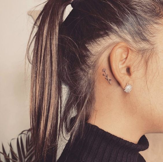 19 tatouages derrière l'oreille à la fois discrets et jolis 4 19 tatouages derrière l'oreille à la fois discrets et jolis 4
