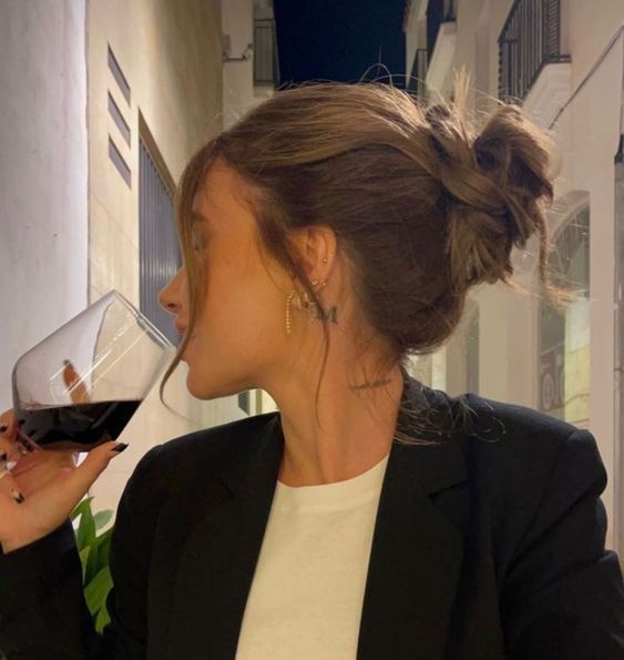 19 tatouages derrière l'oreille à la fois discrets et jolis 7 19 tatouages derrière l'oreille à la fois discrets et jolis 7