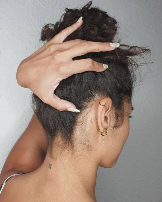19 tatouages derrière l'oreille à la fois discrets et jolis 1 19 tatouages derrière l'oreille à la fois discrets et jolis 1
