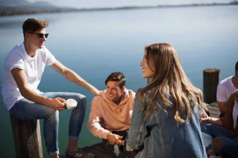 20 signes évidents que votre ex finira par revenir 12 group of friends sitting on a boat dock