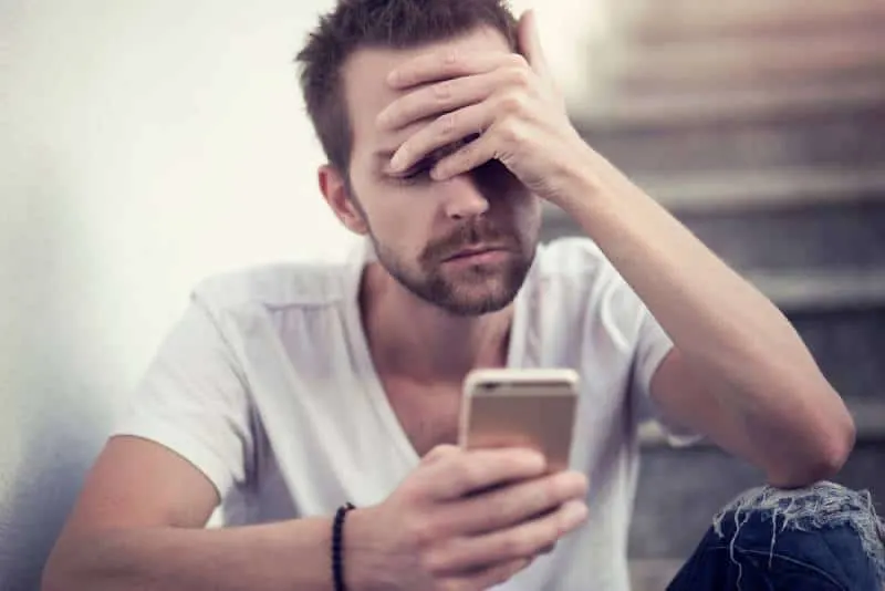20 signes évidents que votre ex finira par revenir 13 unhappy man looking at his phone