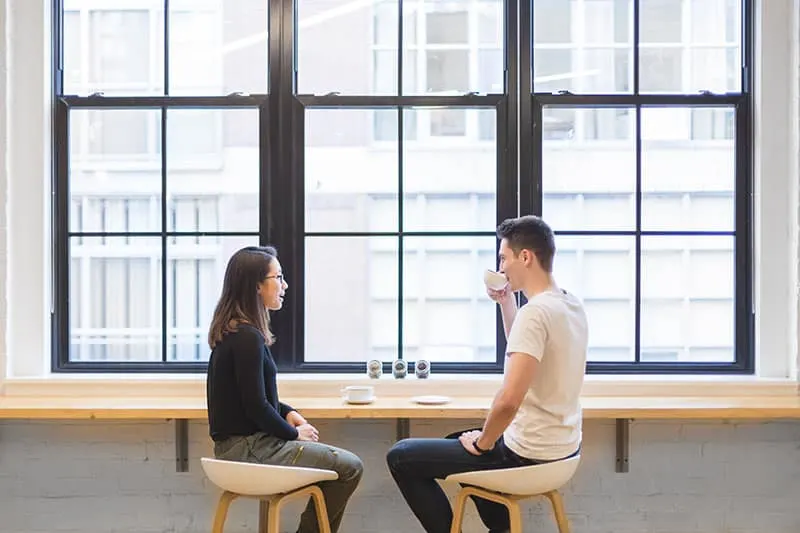20 signes évidents que votre ex finira par revenir 14 couple talking at cafe