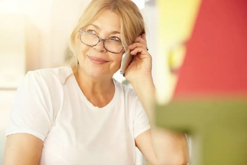 20 signes évidents que votre ex finira par revenir 16 mature woman having phone conversation