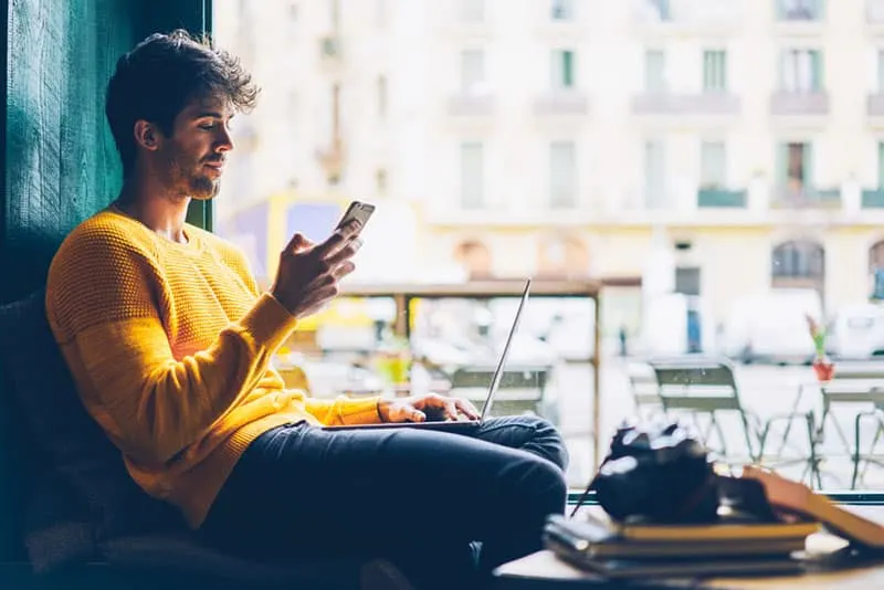 20 signes évidents que votre ex finira par revenir 17 man typing on his phone at cafe