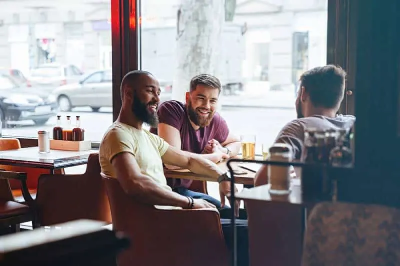 20 signes évidents que votre ex finira par revenir 18 male friends talking in pub