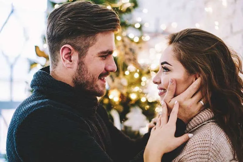 20 signes évidents que votre ex finira par revenir 19 couple in love looking at each other