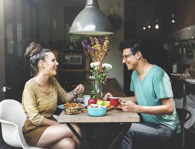 20 signes évidents que votre ex finira par revenir 22 man and woman eating at restaurant