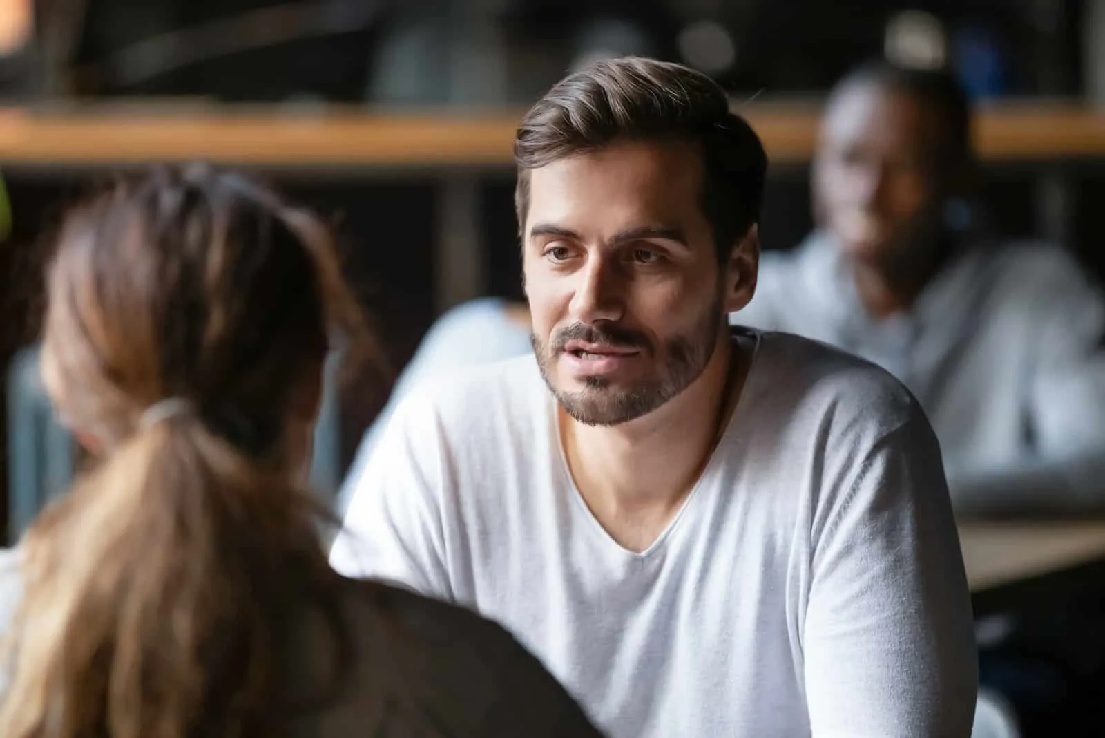 20 signes évidents que votre ex finira par revenir 23 a man and a woman sit facing each other and talk