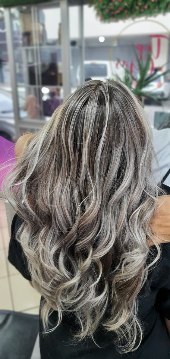 23 Balayages sur cheveux blancs qui rendent une femme irrésistible 13 23 Balayages sur cheveux blancs qui rendent une femme irrésistible 13