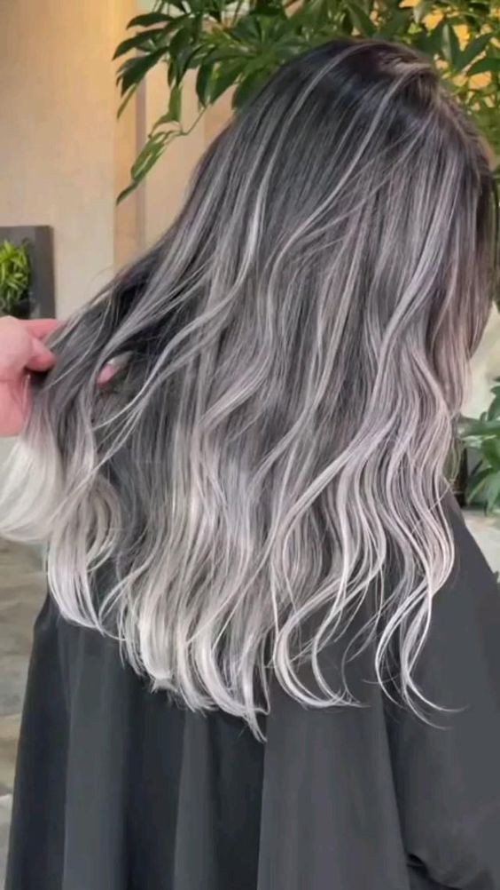 23 Balayages sur cheveux blancs qui rendent une femme irrésistible 16 23 Balayages sur cheveux blancs qui rendent une femme irrésistible 16