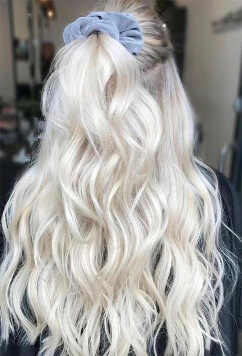 23 Balayages sur cheveux blancs qui rendent une femme irrésistible 8 23 Balayages sur cheveux blancs qui rendent une femme irrésistible 8