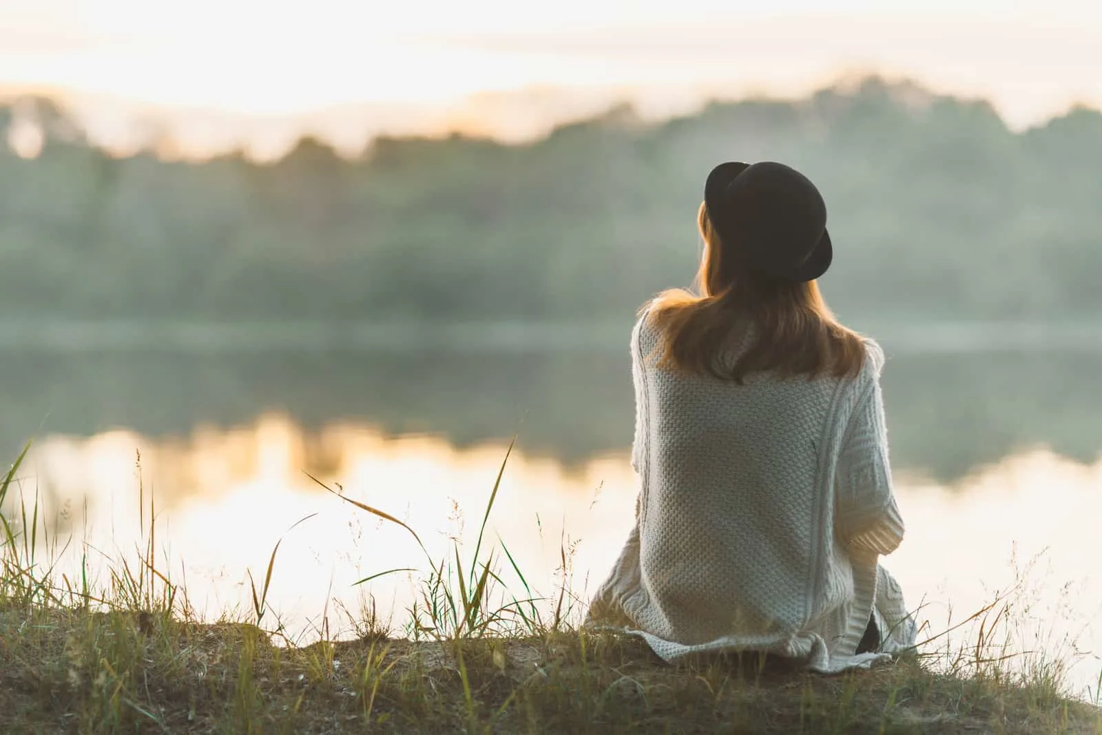 20 signes évidents que votre ex finira par revenir 26 an imaginary woman sitting on the grass with her back turned