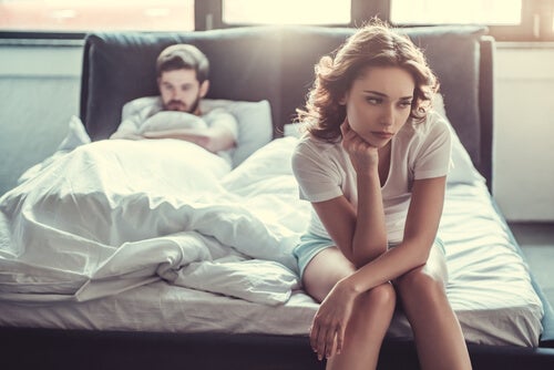 18 signes indiquant que vous n'êtes plus amoureux 3 Pareja en la cama muy seria