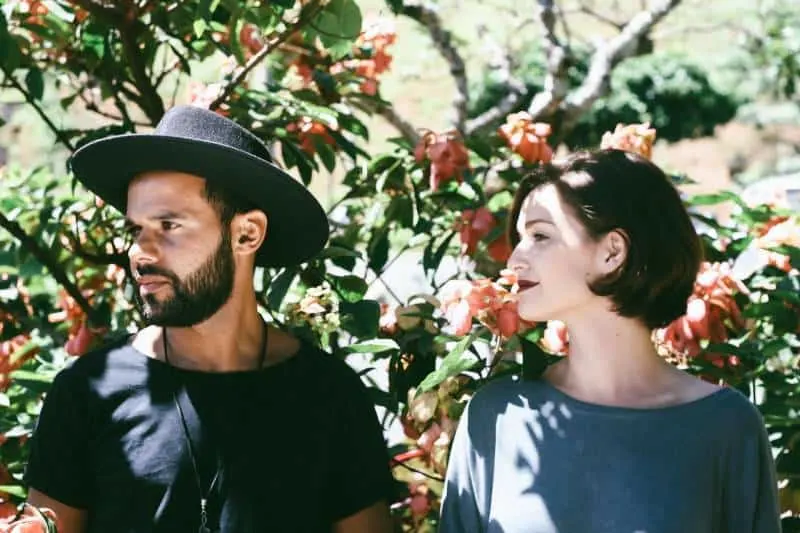 20 signes évidents que votre ex finira par revenir 4 Woman stands next to man with black hat