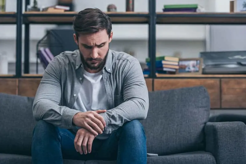 20 signes évidents que votre ex finira par revenir 5 worried man sitting on couch